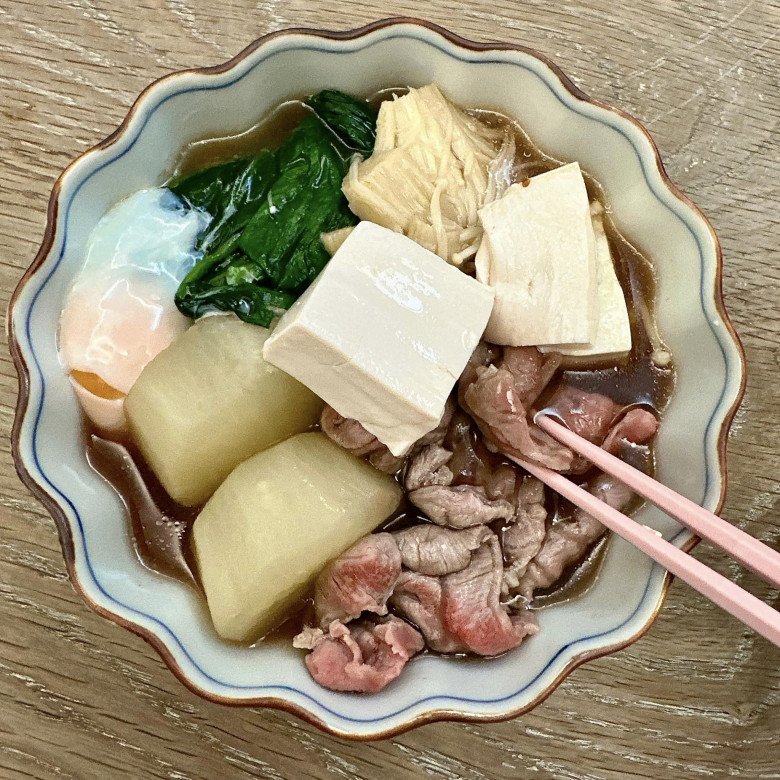 Oden được coi là một món lẩu kiểu Nhật nhưng với cách thức hầm, ninh. Thành phần của nó thường gồm chả cá khoai mỡ hampen, chả cá nướng, chả cá Kamaboko, trứng vịt luộc, thịt bò hoặc thịt heo, konnyaku (khoai từ) và nhiều loại khoai củ khác.