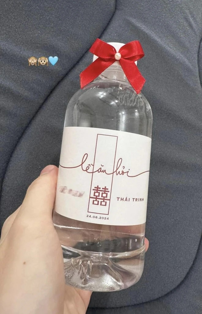 Nữ ca sĩ quyết làm mờ 1 số ảnh, không tiết lộ tên chồng dù đã tổ chức ăn hỏi. 