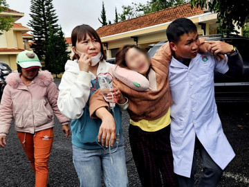 Người dân Đà Lạt đội mưa tiễn đưa 3 cháu bé tử vong trong vụ cháy nhà