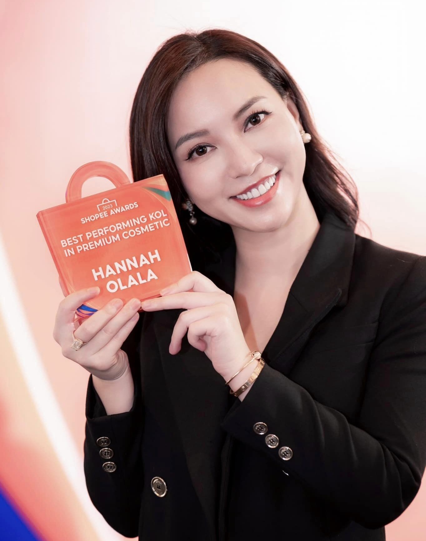 Không để người hâm mộ đợi lâu, Hannah Olala sẽ quay trở lại Shopee Live vào lúc 19H hôm nay (25.6) với dàn ưu đãi “không có khủng nhất, chỉ có khủng hơn”.