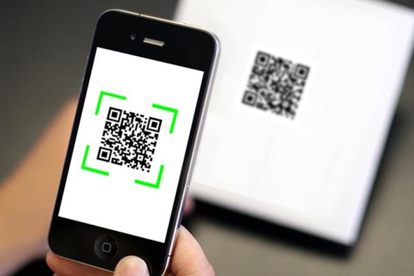 Gần đây, nhiều trường hợp người dân bị mất tiền hàng vì tình trạng mã QR của cửa hàng bị che đè bởi mã QR giả mạo. Ảnh: ANTT