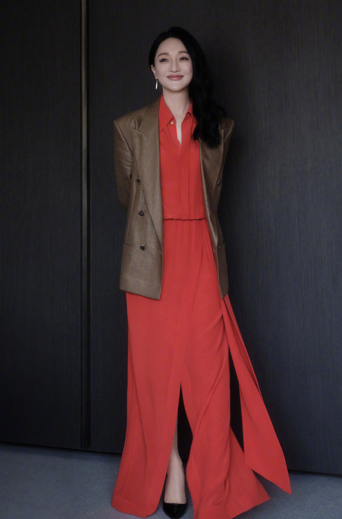 Tạp chí Vogue nhận xét sang ngũ tuần, Châu Tấn mặc trang phục đa dạng màu sắc hơn song vẫn theo phong cách thanh lịch, phối đồ đơn giản, chủ yếu chọn váy áo đơn sắc.