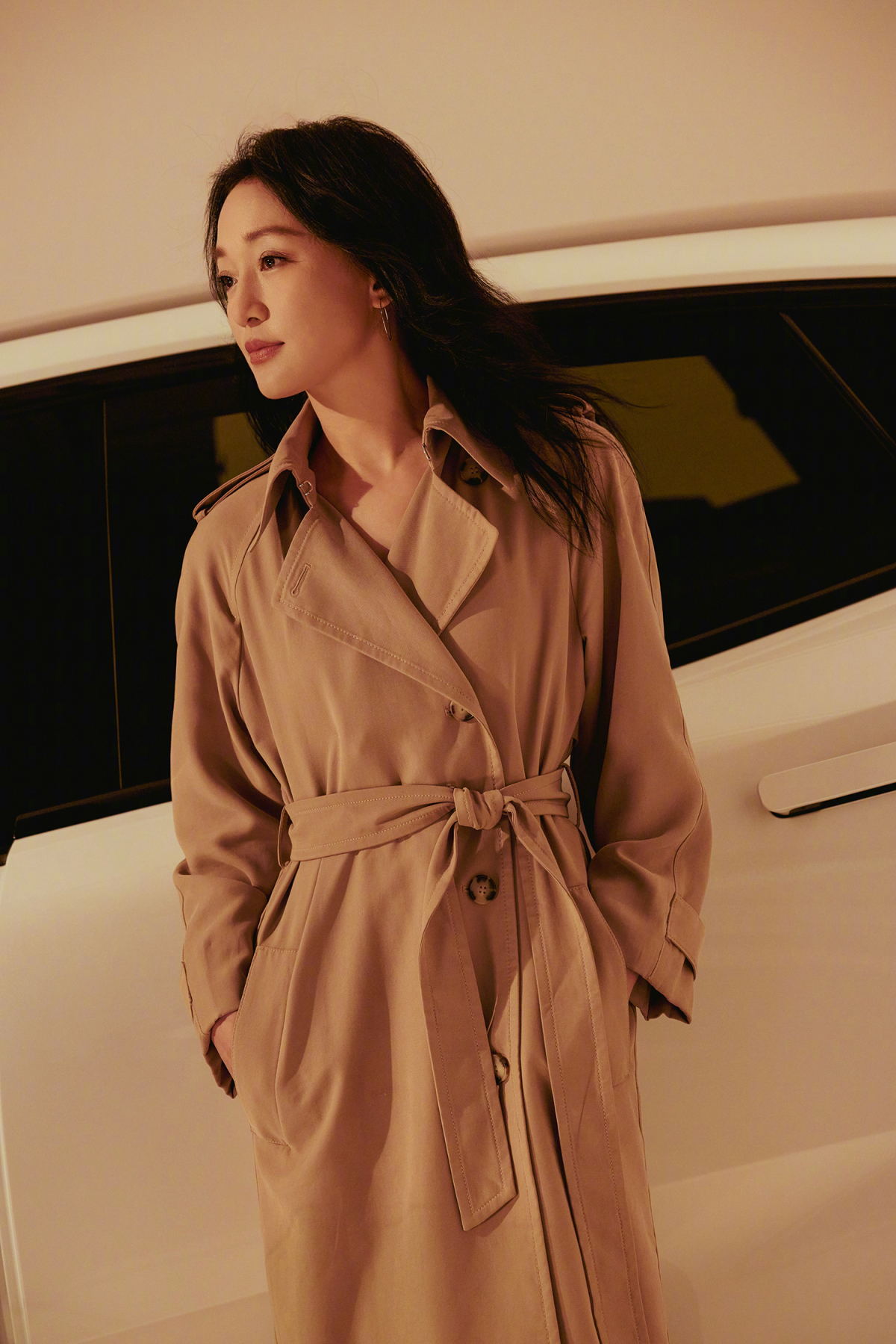 Theo Elle, stylist của Châu Tấn chọn cho diễn viên trang phục tối giản, thanh thoát, tránh váy áo rườm rà, tạo cảm giác nặng nề.