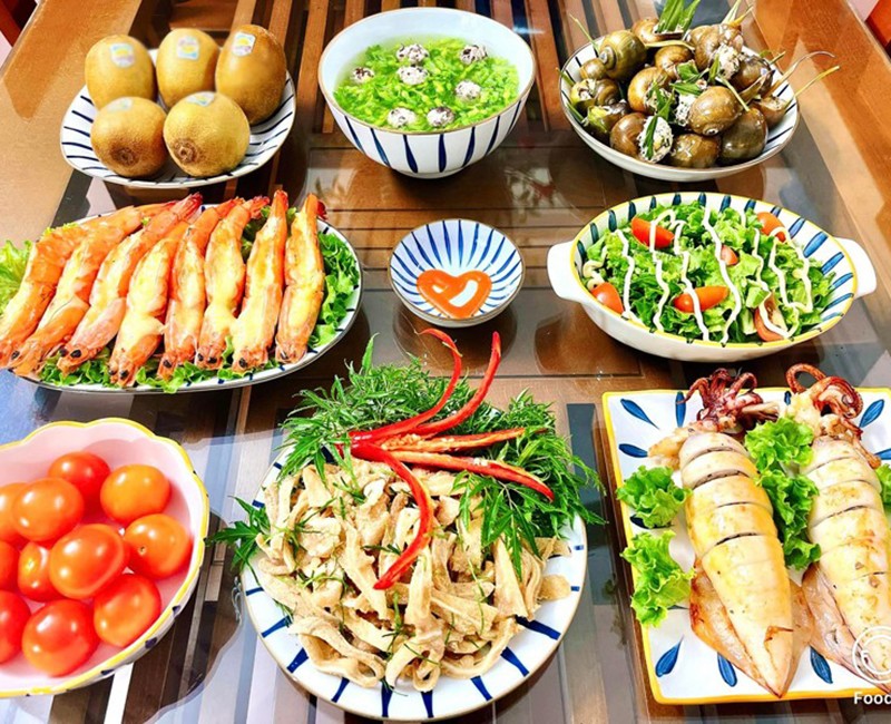 Nem tai, mực nhồi thịt hấp, tôm nướng phô mai, ốc nhồi thịt hấp, salad xà lách, canh thiên lý nấu mọc.  (Ảnh: Thu Hằng)
