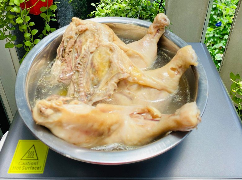Cách làm cơm gà xối mỡ mềm trong, giòn ngoài, vàng ươm thơm phức của mẹ đảm Sài Gòn - 4