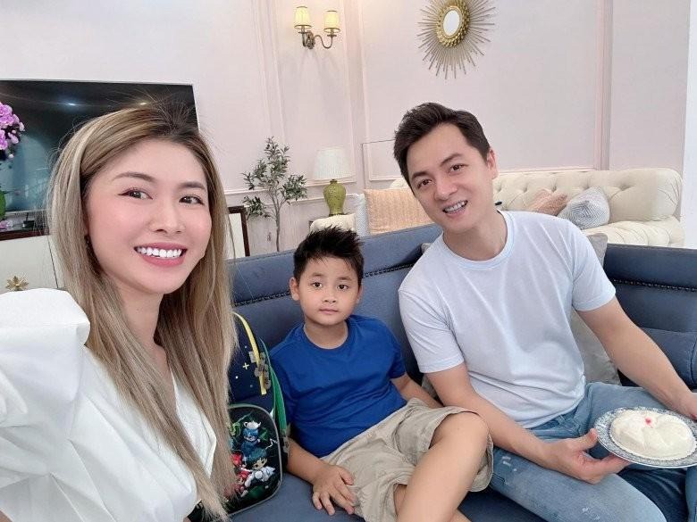 Vợ nam ca sĩ cho biết nên theo sát, tâm sự cùng con trong cuộc sống hàng ngày. 