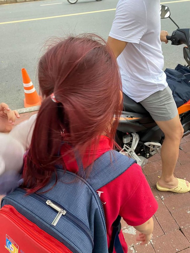 Con gái Hoàng Bách bị bạn chê khi nhuộm tóc. 