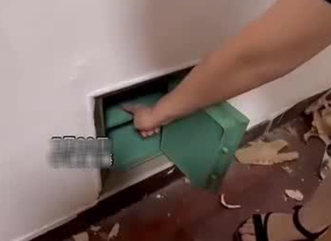 Dọn về nhà mới, người phụ nữ phát hiện chiếc hộp bí ẩn trong bức tường ...
