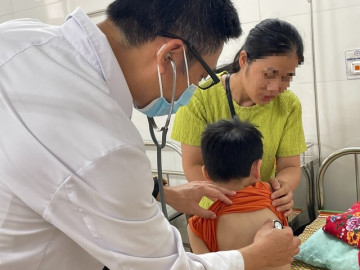 Bé 7 tuổi tổn thương phổi, bác sĩ cảnh báo nguy cơ đến từ một sai lầm khi ăn cua