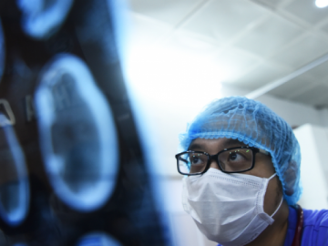 Đi cấp cứu sau khi chui vào 30 xe taxi kiểm tra