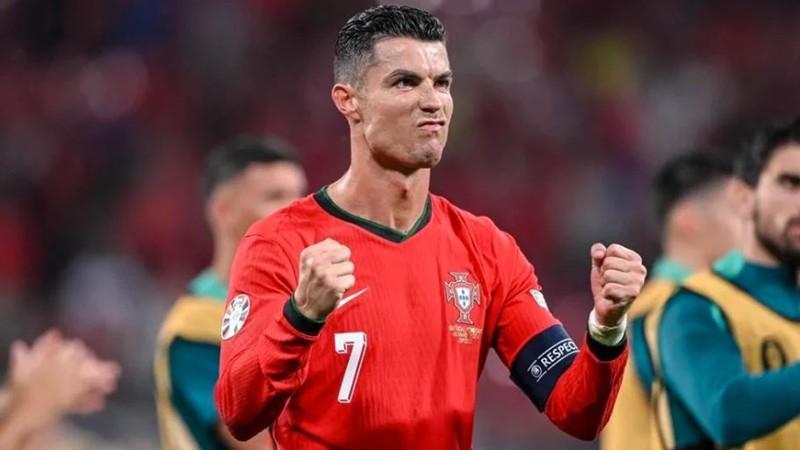 Cristiano Ronaldo (Bồ Đào Nha, 39 tuổi) đã lập nên nhiều kỷ lục mới sau khi ra sân và kiến tạo cho đồng đội ghi bàn ở trận Bồ Đào Nha thắng Thổ Nhĩ Kỳ 3-0. Dù sau đó anh có trận đấu đáng quên ở lượt cuối vòng bảng nhưng vẫn là cái tên 'kỳ vọng' tại Euro 2024.
