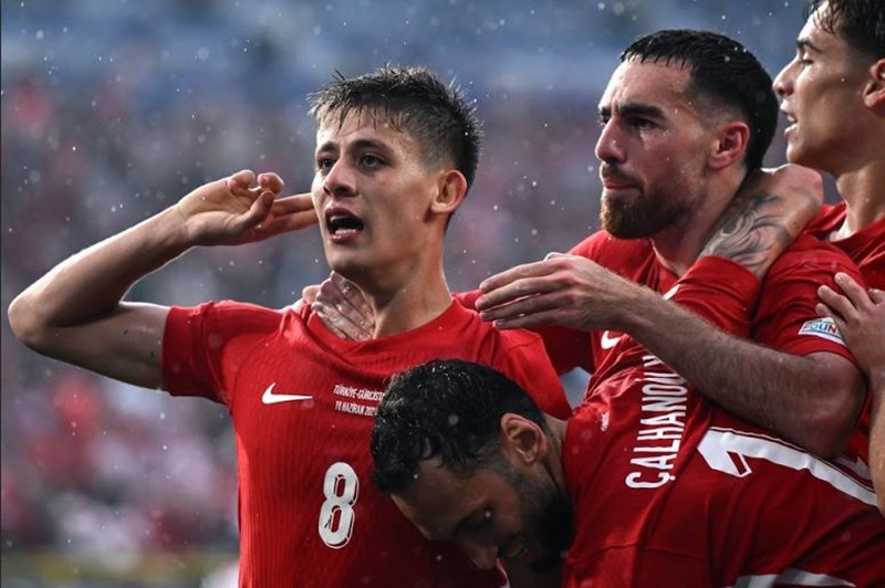 Cầu thủ 19 tuổi chính là cái tên nổi bật của Thổ Nhĩ Kỳ. Siêu phẩm của tài năng trẻ đã giúp đội tuyển giành chiến thắng trước Gruzia ở trận đầu tiên tại Euro 2024. Sau vòng bảng, Thổ Nhĩ Kỳ giành vị trí thứ 2, hiên ngang bước vào vòng 1/8.


