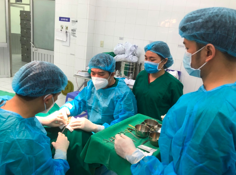 Bác sĩ Nguyễn Hồng Sơn hướng dẫn học viên thực hiện kỹ thuật chỉnh sửa sẹo xấu, sẹo co rút. Ảnh: BVCC