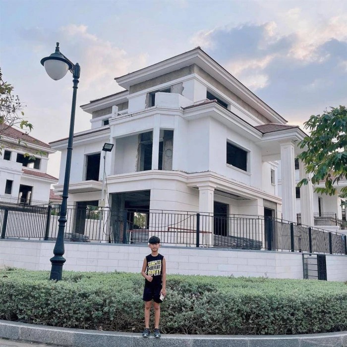Đức Huy cũng mua sẵn cho quý tử căn biệt thự bề thế.