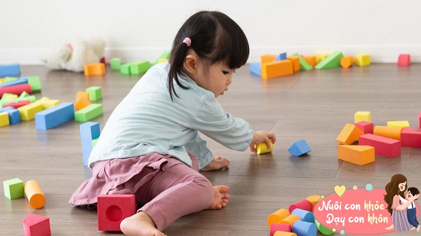 Trẻ thích làm mọi việc bằng tay.