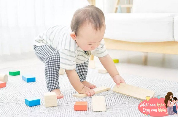 Trẻ đắm chìm trong thế giới của riêng mình khi chơi đồ chơi, đọc sách tranh...