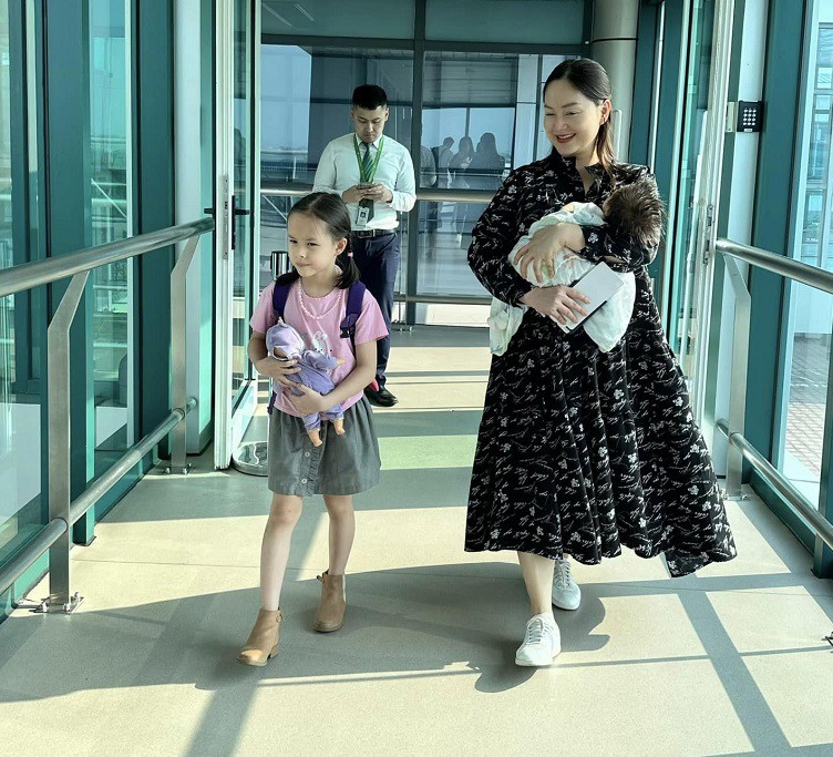 Lan Phương cùng 2 con đi máy bay sau khi sinh bé thứ hai được 17 ngày.