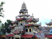 Lifestyle - Chiêm ngưỡng ngôi chùa độc lạ được kết từ hàng triệu mảnh sành sứ nhiều màu sắc