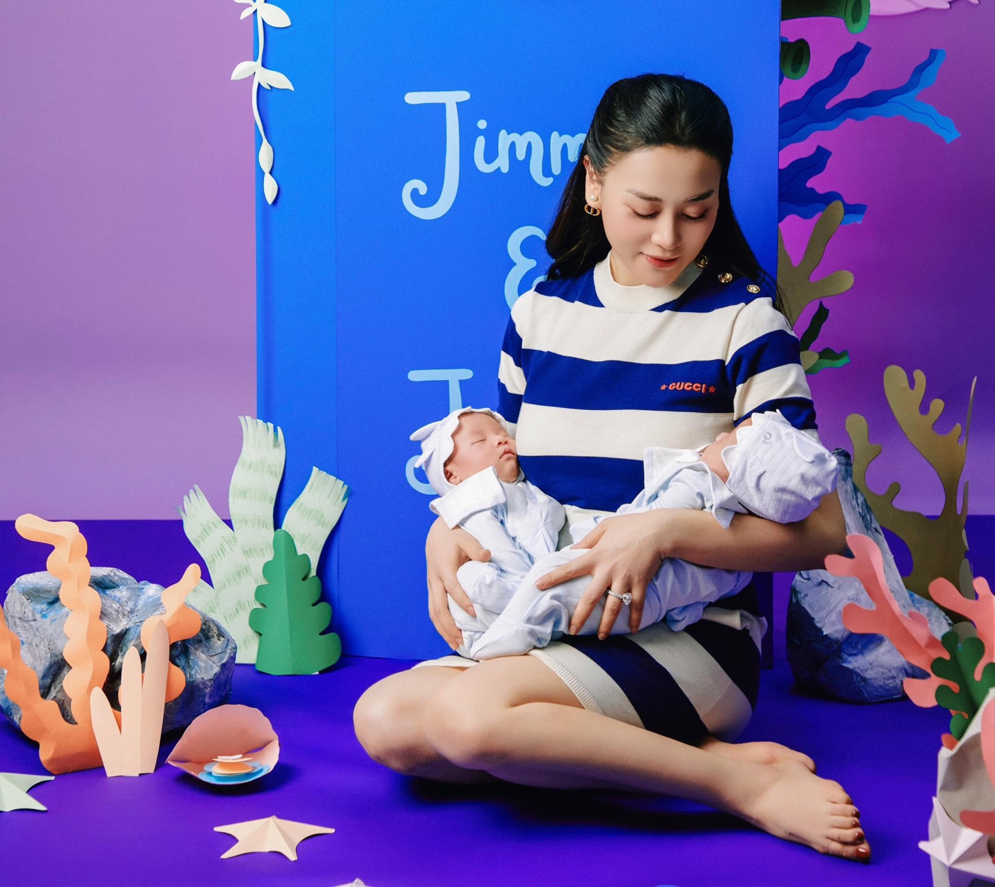 Phương Oanh chụp ảnh đầy tháng cùng 2 con.