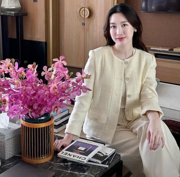 Vẻ đẹp rạng ngời của phu nhân hào môn sau sinh con.