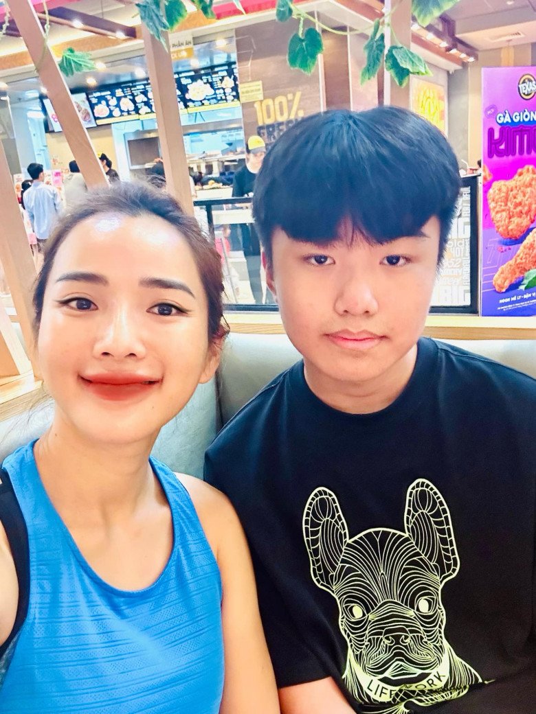 Sao Việt 24h: Phương Oanh sinh đôi với Shark Bình chưa bao lâu đã lăn vào bếp, thú nhận còn amp;#34;cả bịch bụngamp;#34; dưới tạp dề - 4