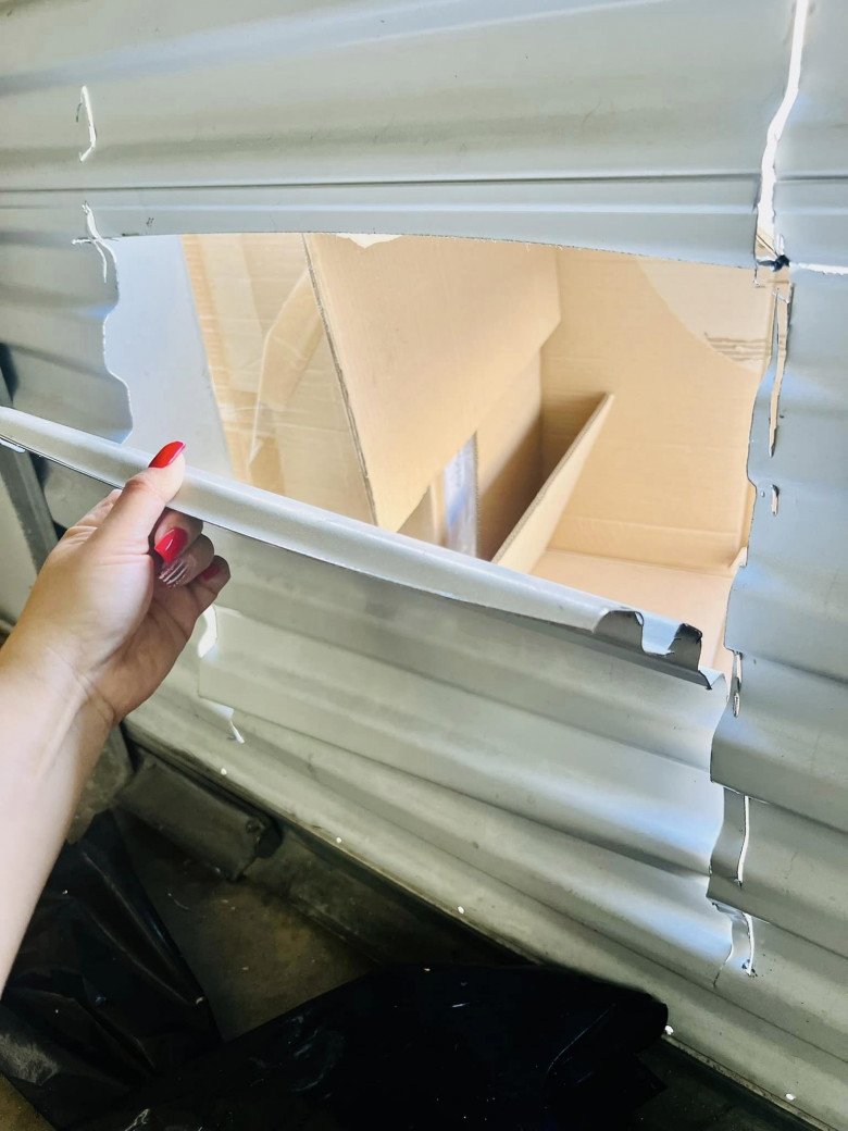 Cửa sắt bị cắt hỏng khiến nữ nghệ sĩ phải cầu cứu.