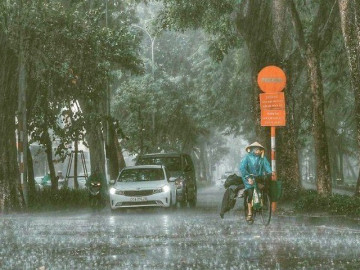 Bắc và Trung Bộ mưa dông cả ngày, đêm mưa tầm tã