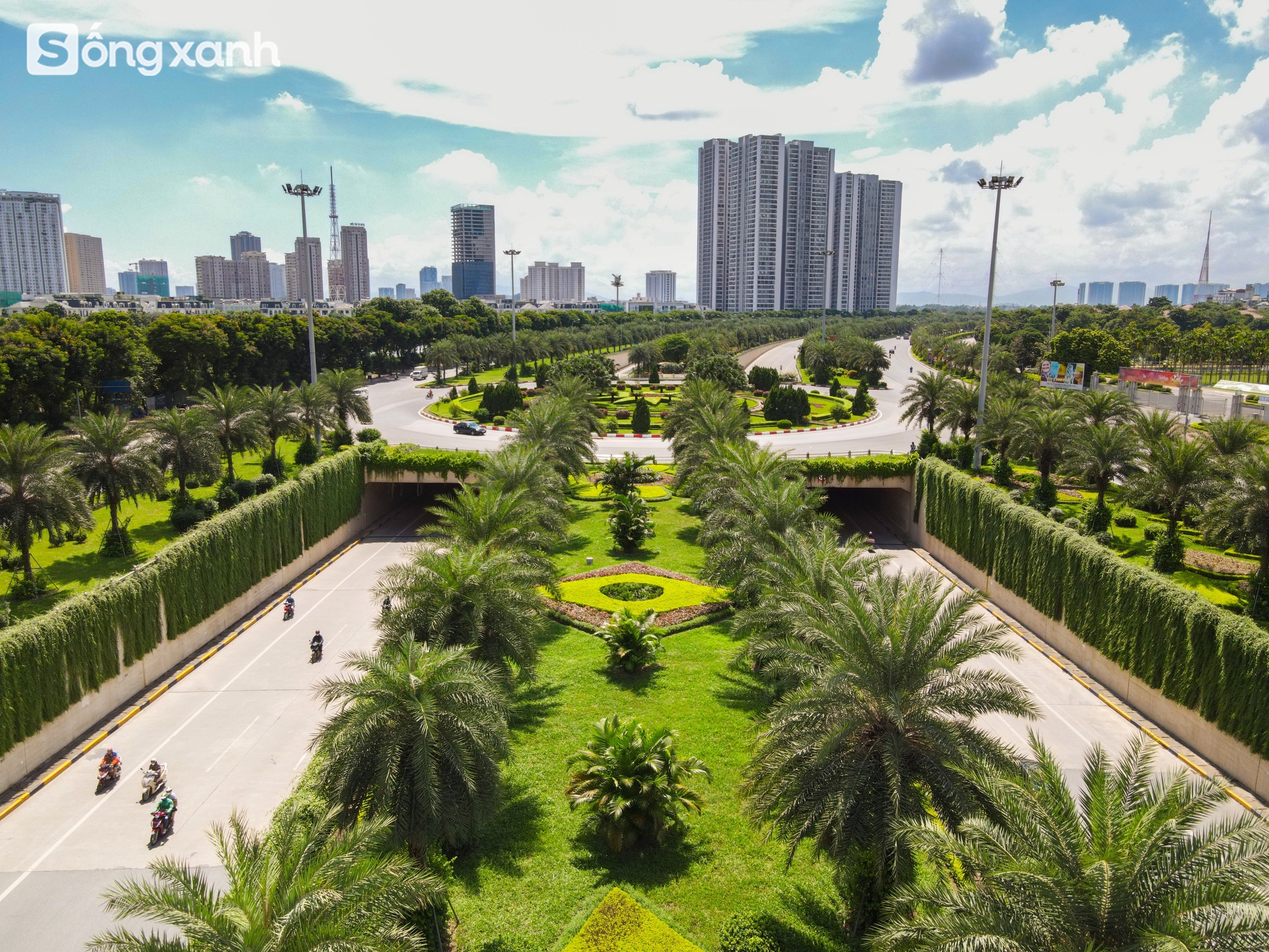 Theo số liệu thống kê, trên toàn tuyến có trên 45.000 cây xanh với nhiều loại cây như: các loại cây thân gỗ, trúc đào, hoa dâm bụt, thảm cỏ, hoa,… được trồng xen kẽ. Đây cũng được coi là tuyến cao tốc hiện đại và có mật độ cây xanh dày đặc và nhiều bậc nhất Việt Nam.