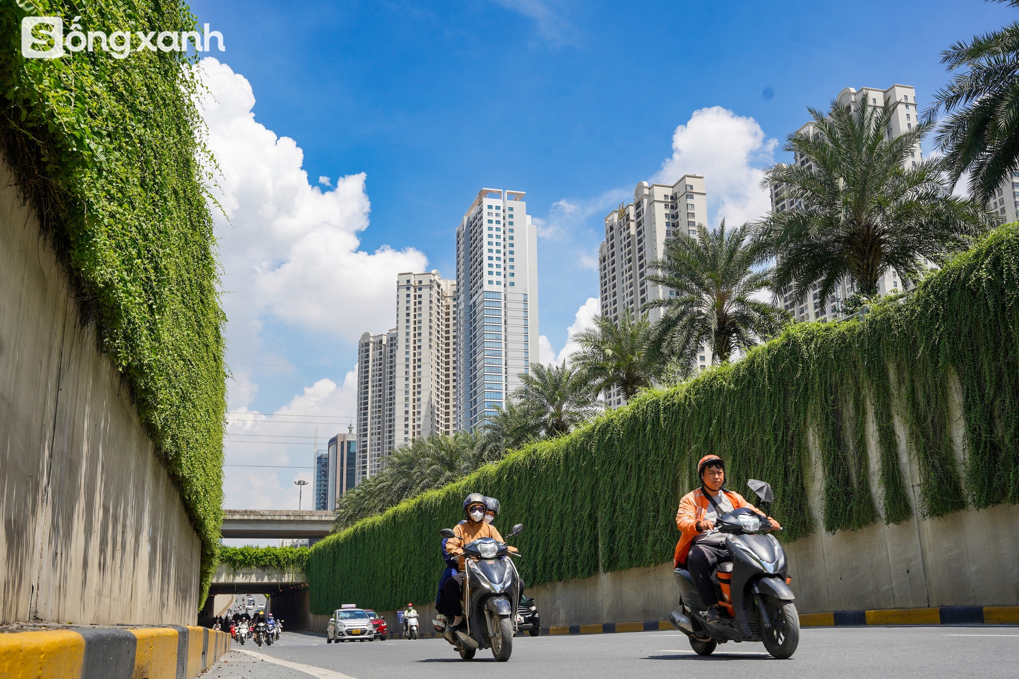 Đại lộ Thăng Long đi qua những khu đô thị lớn như: Vinhomes Green Bay Mễ Trì, Mễ Trì Thượng, Vinhomes Smart City, Geleximco, Bắc An Khánh, Nam An Khánh, Sunny Garden Quốc Oai, Ngôi Nhà Mới, Quốc Oai, Hòa Lạc…