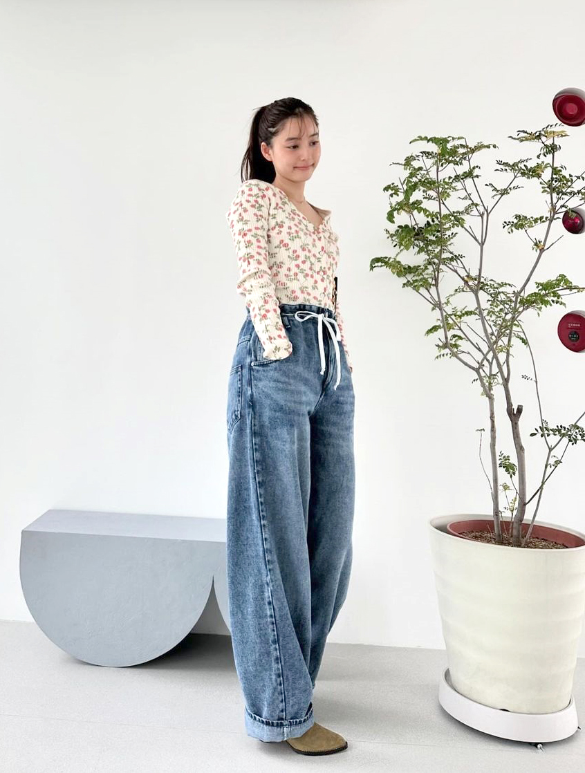 Yuko Araki trong mẫu áo thun hoa của Rouje và quần denim hiệu Isabel Marant.