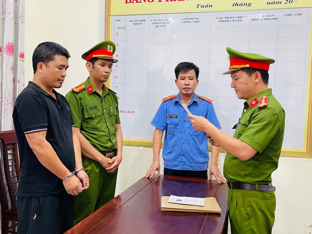 Bùi Ngọc Hải (áo đen) tại cơ quan công an. Ảnh CAHT