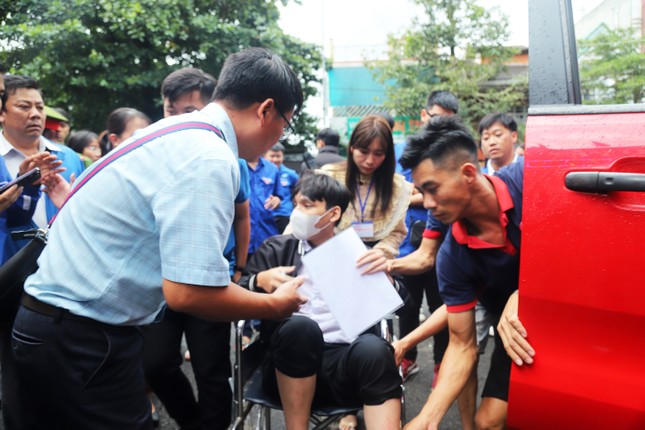 Tuấn Anh được đưa đến điểm thi bằng ô tô sau khi bị gãy chân vì tai nạn giao thông