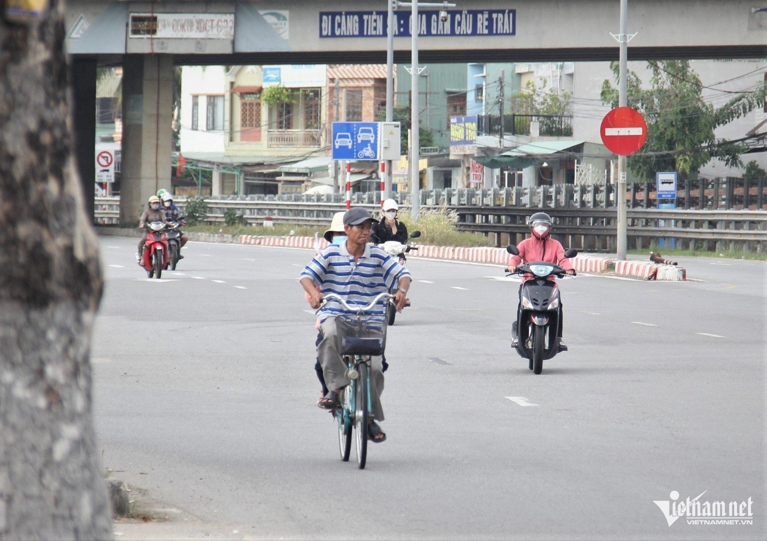 Ông Minh đạp xe chở con gái đến điểm thi. Ảnh: Hồ Giáp