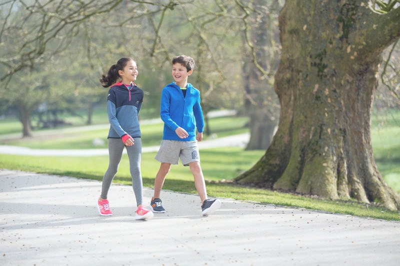 Việc cùng con đi bộ không chỉ giúp cha mẹ nâng cao sức khỏe, sự gắn kết với con mà còn hỗ trợ trẻ kiểm soát được cân nặng, tăng hấp thụ vitamin D, giảm stress và cải thiện sức khỏe tim mạch. 
