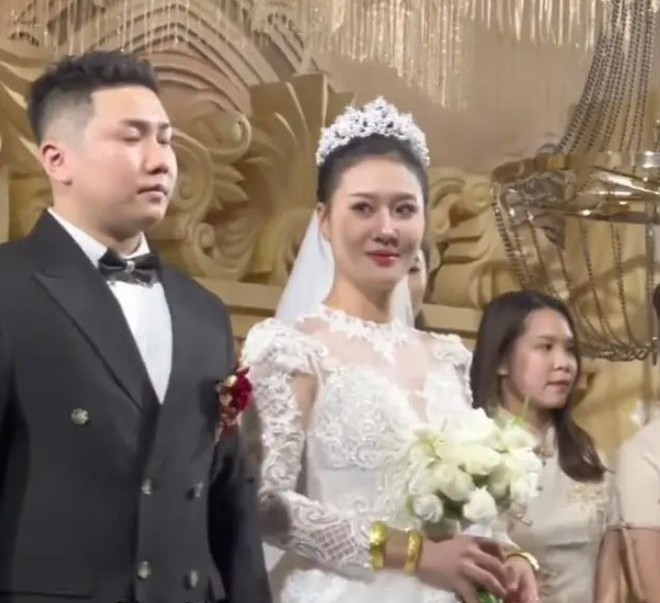 Tiểu Vân và Tiểu Phong đã tổ chức đám cưới sau 30 năm yêu thầm.