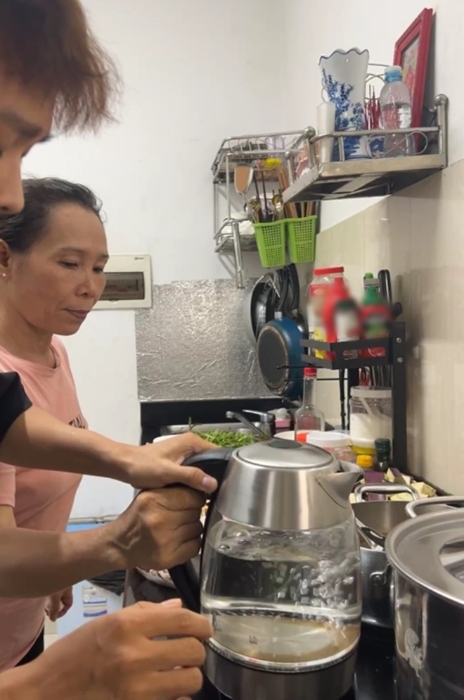 Trong livestream, mẹ Hồ Văn Cường cũng thoáng xuất hiện và phụ giúp con trai nấu ăn. Tuy nhiên ca sĩ trẻ tự tin làm hết các công đoạn mà không cần người thân ra tay.