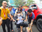 Tin tức - Lâm Đồng: Bị tai nạn gãy chân, nam sinh vẫn tiếp tục thi môn Toán