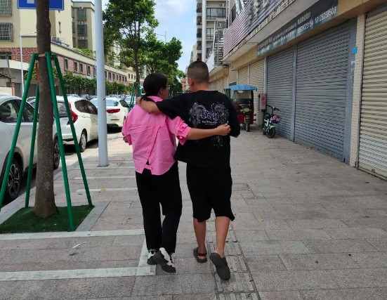 Người mẹ 35 tuổi ngày ngày lái xe tải cùng phụ xe đặc biệt: Sẽ đi cùng con đến hết cuộc đời - 4