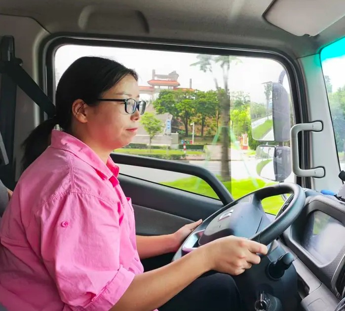 Người mẹ 35 tuổi ngày ngày lái xe tải cùng phụ xe đặc biệt: Sẽ đi cùng con đến hết cuộc đời - 3