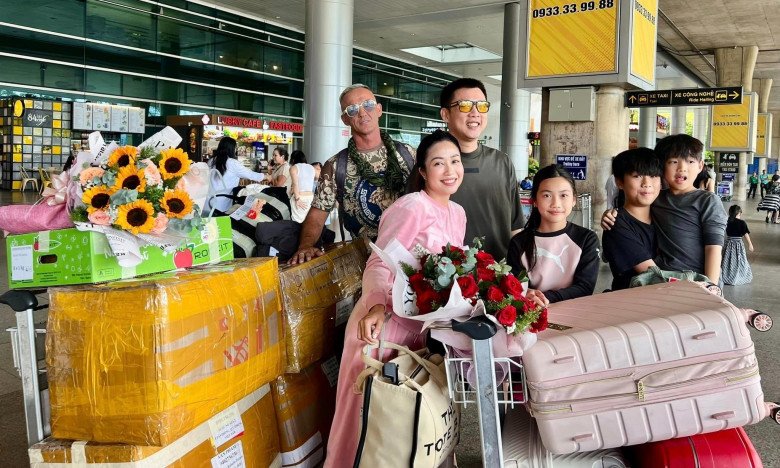 Trước đó khi đáp sân bay tại Việt Nam, bà mẹ 3 con vẫn diện một set đồ thun dài tay màu hồng kín từ đầu tới chân 