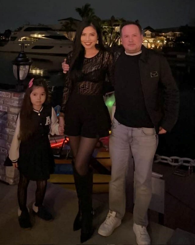 Hồng Nhung bên cạnh chồng và con gái út. 