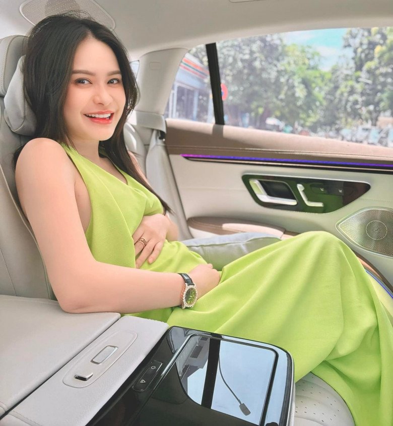 Mang thai em bé thứ 4, Đoàn Di Băng được chồng tặng xế khủng.