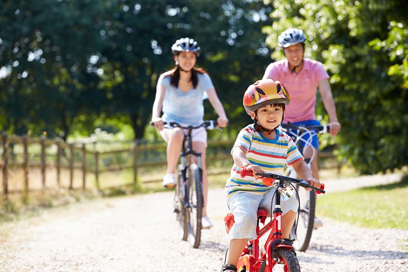 Đạp xe thường xuyên có thể giúp con bạn tăng cường cột sống, sức mạnh của hệ xương và mật độ xương. Ngoài ra, khi đạp xe ngoài trời, trẻ hít thở không khí trong lành, thúc đẩy trao đổi chất, có giấc ngủ ngon, từ đó thêm cơ hội phát triển chiều cao.



