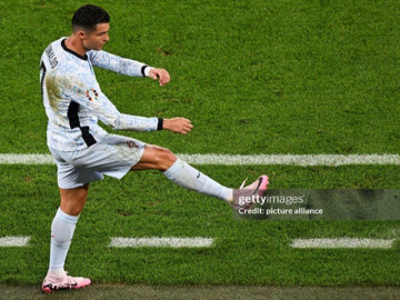 Ronaldo tịt ngòi vòng bảng EURO: Nổi giận với đồng đội, đá văng chai nước
