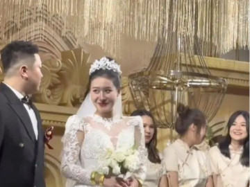 Cô gái kết hôn với người mình yêu 30 năm, nở nụ cười mãn nguyện trong đám cưới
