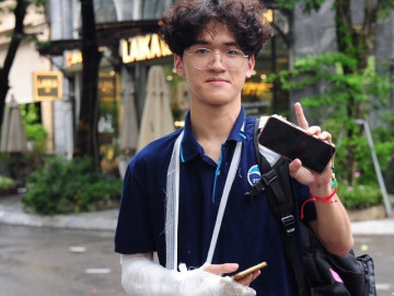 Nam sinh gãy tay phải uống thuốc giảm đau, viết 4 trang văn thi tốt nghiệp THPT