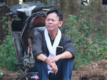 Hình ảnh người cha mặc áo đen, choàng khăn trắng đưa con đi thi tốt nghiệp gây xúc động