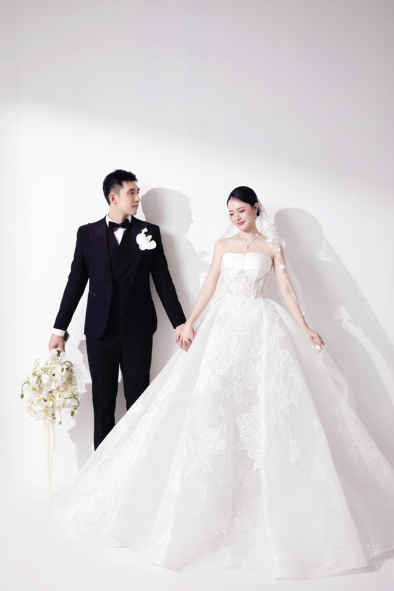 Váy cưới Midu mặc trong hôn lễ chính thức được dự đoán sẽ có đặc điểm này - 2