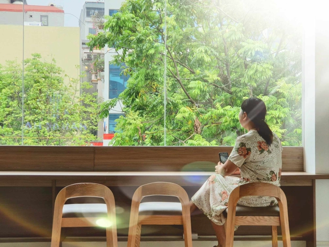 Chị Thu Cúc trong một quán cafe ở Hà Nội, năm 2024. Ảnh nhân vật cung cấp