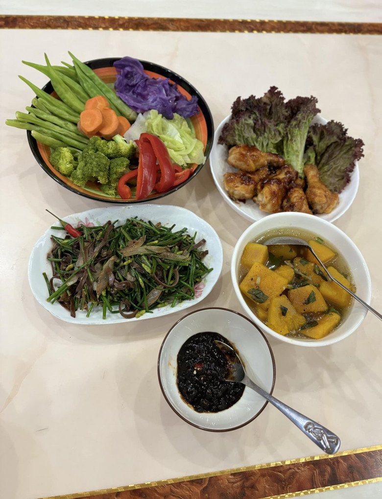 Gần đây, Lê Lộc cũng chia sẻ một bữa ăn của mình bên cạnh người ăn mặn: “Bữa ăn ấm áp dành cho người ăn mặn ngồi kế người ăn chay”.